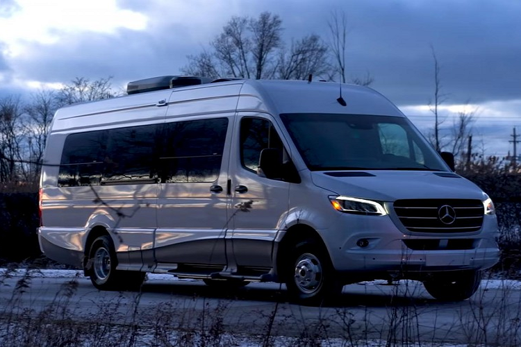 Advanced RV là công ty được biết đến nhờ việc hợp tác thân thiết với khách hàng để tạo ra những không gian sống thực sự được cá nhân hóa. Sản phẩm mới nhất của công ty, tên gọi KISS, là một bản chế tạo kiểu mẫu sau khi công ty nhận được một chiếc Mercedes Sprinter với chiều dài cơ sở 4.318 mm với một cabin mở rộng, cung cấp thêm 406 mm cho chiều dài cabbin. Kết quả cuối cùng là một chiếc xe van cắm trại Advanced RV KISS 2021 mới phải nói rằng đơn giản nhưng khác biệt.