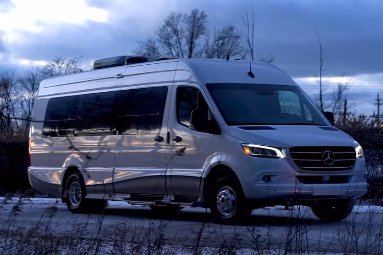 Advanced RV là công ty được biết đến nhờ việc hợp tác thân thiết với khách hàng để tạo ra những không gian sống thực sự được cá nhân hóa. Sản phẩm mới nhất của công ty, tên gọi KISS, là một bản chế tạo kiểu mẫu sau khi công ty nhận được một chiếc Mercedes Sprinter với chiều dài cơ sở 4.318 mm với một cabin mở rộng, cung cấp thêm 406 mm cho chiều dài cabbin. Kết quả cuối cùng là một chiếc xe van cắm trại Advanced RV KISS 2021 mới phải nói rằng đơn giản nhưng khác biệt.