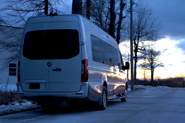 Advanced RV KISS chay trên khung gầm Mercedes Sprinter dẫn động 2 bánh đã được độ với một bộ nâng 2 inch, mang lại khoảng sáng gầm xe cao hơn một chút và góc tiếp cận tốt hơn.