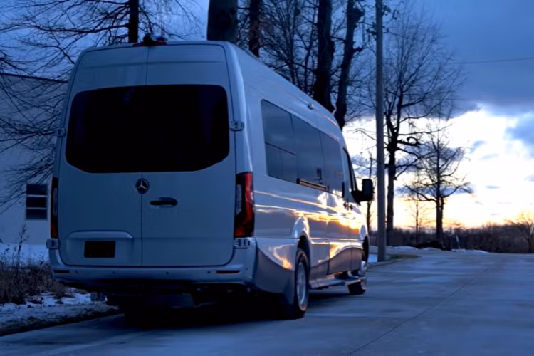 Advanced RV KISS chay trên khung gầm Mercedes Sprinter dẫn động 2 bánh đã được độ với một bộ nâng 2 inch, mang lại khoảng sáng gầm xe cao hơn một chút và góc tiếp cận tốt hơn.