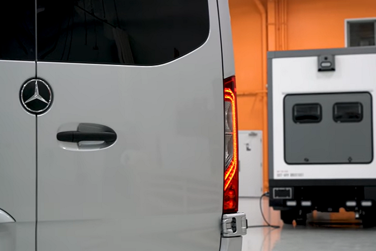 Trong phòng tắm, Advanced RV có chu đáo lắp đặt một tủ thuốc do chính mình sản xuất với tủ mở trên cùng và đèn chiếu sáng bên trong.