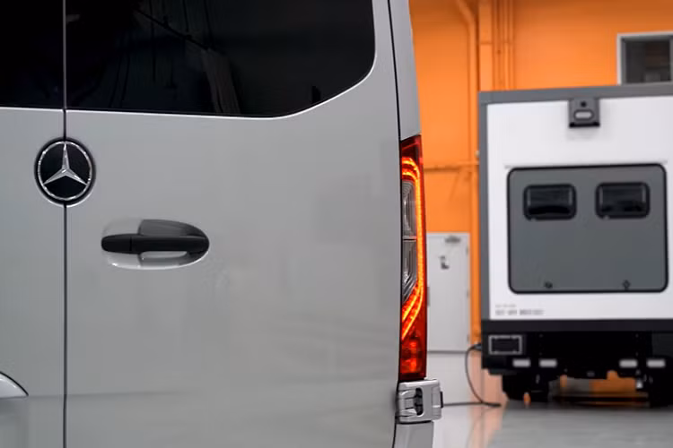 Trong phòng tắm, Advanced RV có chu đáo lắp đặt một tủ thuốc do chính mình sản xuất với tủ mở trên cùng và đèn chiếu sáng bên trong.