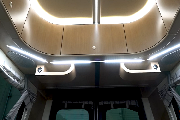 Bên trong, KISS có hàng loạt trang bị tiện ích độc đáo, ví như tủ lạnh và tủ đông, tủ đựng thức ăn, và một tủ đựng giày đều ở dạng trượt ra. Nét thẩm mỹ đơn giản cũng hiện hữu ở khu vực bếp, nơi có mặt bàn bằng thép chống gỉ lớn với bồn rửa sâu. Đồng thời, người dùng có thể tìm thấy một bếp từ di động được cất trong ngăn kéo.