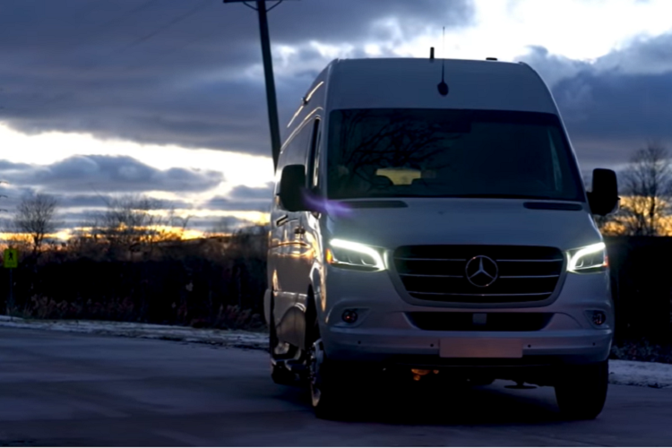 Nó phù hợp hơn so với các dạng tủ thuốc được bán sẵn mà công ty đã mua và lắp đặt như trước đây.