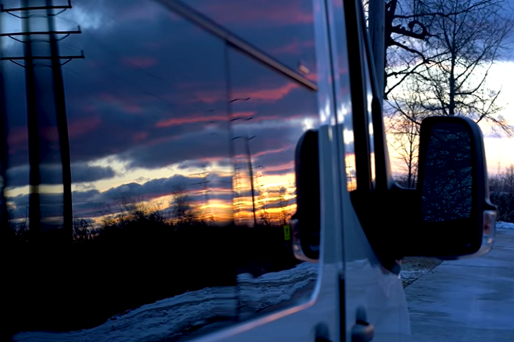 Nhưng đó chưa phải là tất cả. Bộ phận kết hợp giường/ghế sofa có thể trượt và cố định về phía trước thêm khoảng 1 mét, bổ sung thêm nhiều chỗ chứa hơn trong xe van cắm trại.