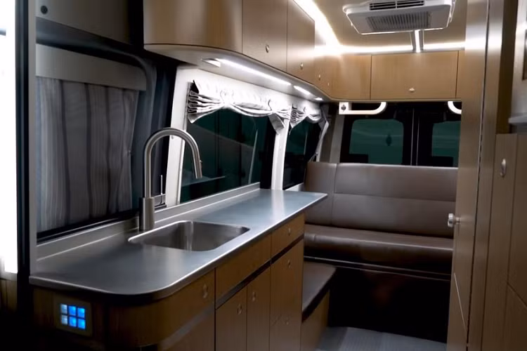 Phần kéo dài 406 mm được sử dụng cho một không gian chứa đồ rộng rãi ở phía sau giường kết hợp ghế sofa. Với ghế sofa được đẩy ra phía sau, chiếc xe van cắm trại có khoảng không gian chứa đồ khoảng 833 mm phía sau cửa hậu, từ sàn đến trần và toàn bộ chiều rộng của ngôi nhà di động Advanced RV KISS.