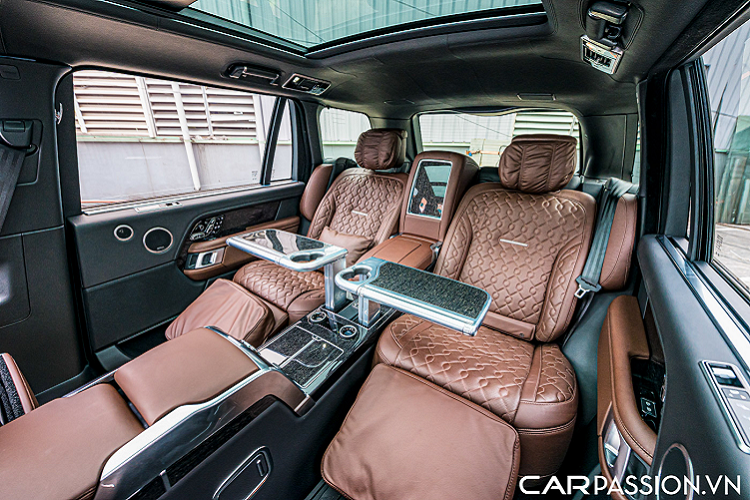 Để hoàn thiện diện mạo sang trọng với màu sơn độc đáo, chiếc xe được lựa chọn trang bị bộ mâm đa chấu có kích thước 22 inch. Bộ mâm này được hoàn thiện với các chấu mâm được đánh bóng chrome cẩn thận, những phần còn lại được sơn màu bạc. Ngoài ra, xe cũng được trang bị một số tùy chọn như giá để đồ trên nóc xe được sơn màu đen, ở cản sau xe được trang bị thêm móc kéo tiện lợi.