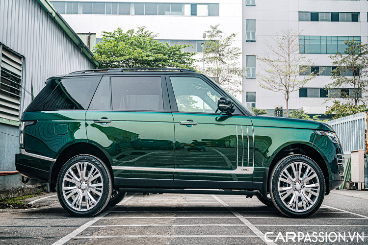 Phiên bản P400 có khả năng tăng tốc từ 0-100 km/h trong vòng 6,5 giây và có thể đạt tốc độ tối đa 225 km/h. Mẫu xe được trang bị đi kèm với hộp số ZF 8 cấp và hệ dẫn động AWD. Hiện tại, giá bán cho mẫu xe này được công bố ở mức 13 tỷ đồng.