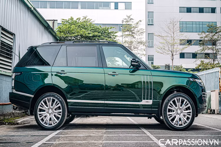 Phiên bản P400 có khả năng tăng tốc từ 0-100 km/h trong vòng 6,5 giây và có thể đạt tốc độ tối đa 225 km/h. Mẫu xe được trang bị đi kèm với hộp số ZF 8 cấp và hệ dẫn động AWD. Hiện tại, giá bán cho mẫu xe này được công bố ở mức 13 tỷ đồng.