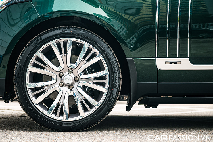 Những chiếc SVAutobiography từng được nhập khẩu về Việt Nam dưới dạng chính hãng lẫn nhập khẩu tư nhân với những màu sắc phổ biến như đen trắng hay đỏ mận. Tuy nhiên, hiện chỉ có duy nhất một chiếc đời 2021 được trang bị màu sơn bóng British Racing Green cùng lớp sơn hoàn thiện ngoại thất hiệu ứng kim loại Xirallic hiệu ứng có khả năng đổi màu theo góc nhìn cũng như từng sắc độ ánh sáng. Để có thể sở hữu màu sơn này, chủ sở hữu của xe cần phải bỏ ra số tiền lên tới 415 triệu Đồng.