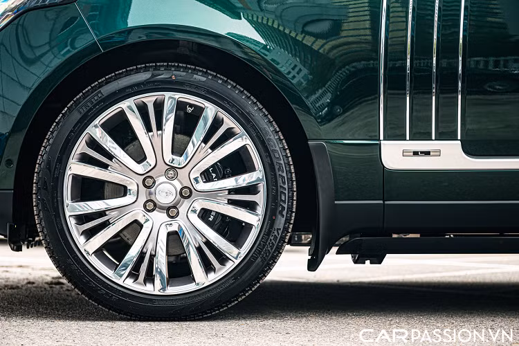 Những chiếc SVAutobiography từng được nhập khẩu về Việt Nam dưới dạng chính hãng lẫn nhập khẩu tư nhân với những màu sắc phổ biến như đen trắng hay đỏ mận. Tuy nhiên, hiện chỉ có duy nhất một chiếc đời 2021 được trang bị màu sơn bóng British Racing Green cùng lớp sơn hoàn thiện ngoại thất hiệu ứng kim loại Xirallic hiệu ứng có khả năng đổi màu theo góc nhìn cũng như từng sắc độ ánh sáng. Để có thể sở hữu màu sơn này, chủ sở hữu của xe cần phải bỏ ra số tiền lên tới 415 triệu Đồng.