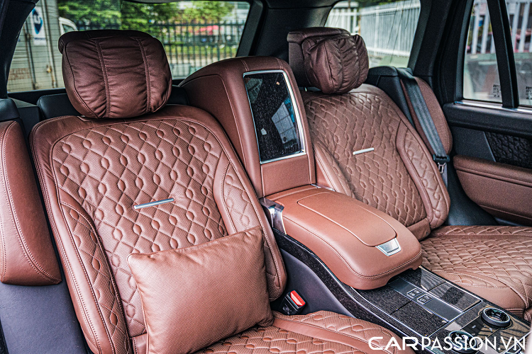 Những chi tiết khác quanh khoang nội thất xe được bọc chất liệu da màu đen Ebony sang trọng. Kết hợp với những chi tiết bọc da cao cấp chính là loạt chi tiết ốp gỗ sang trọng. Loại gỗ ốp được sử dụng trên chiếc xe này chính là loại gỗ Argento Pinstripe. Tùy chọn này có giá bán lên tới 110 triệu Đồng.