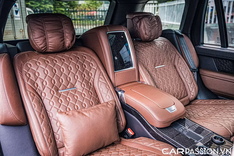 Những chi tiết khác quanh khoang nội thất xe được bọc chất liệu da màu đen Ebony sang trọng. Kết hợp với những chi tiết bọc da cao cấp chính là loạt chi tiết ốp gỗ sang trọng. Loại gỗ ốp được sử dụng trên chiếc xe này chính là loại gỗ Argento Pinstripe. Tùy chọn này có giá bán lên tới 110 triệu Đồng.