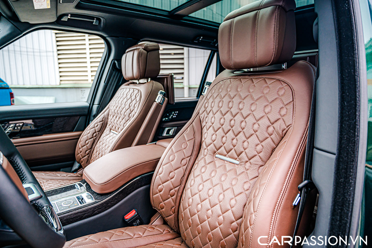 Về nội thất, để đem lại không gian riêng tư cho hành khách ngồi sau, chiếc SVAutobiography này được trang bị kính cửa sổ nhiều lớp cùng trang bị tối màu đảm bảo không gian riêng tư, kính lái có tính năng sưởi cùng khả năng chống tia UV. Khoang nội thất của xe được trang trí với hai màu da chính bao gồm màu nâu da bò Brogue cho các phần ghế ngồi, bụng cửa cùng phần dưới bảng táp lô.