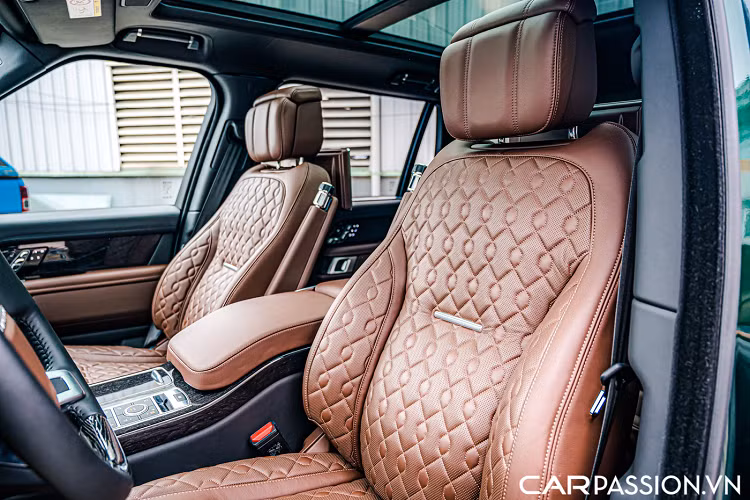 Về nội thất, để đem lại không gian riêng tư cho hành khách ngồi sau, chiếc SVAutobiography này được trang bị kính cửa sổ nhiều lớp cùng trang bị tối màu đảm bảo không gian riêng tư, kính lái có tính năng sưởi cùng khả năng chống tia UV. Khoang nội thất của xe được trang trí với hai màu da chính bao gồm màu nâu da bò Brogue cho các phần ghế ngồi, bụng cửa cùng phần dưới bảng táp lô.