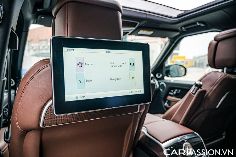 Phiên bản của mẫu xe SUV Range Rover SVAutobiography này được cấu hình với bốn chỗ ngồi, hàng ghế phía sau là hai ghế ngồi tách biệt với khả năng tùy chỉnh góc độ ngồi, ở giữa hai ghế được lắp đặt bàn làm việc có thể đóng mở, bảng điều khiển trung tâm. Hai ghế ngồi phía sau cũng đồng thời sở hữu màn hình giải trí tiện lợi.