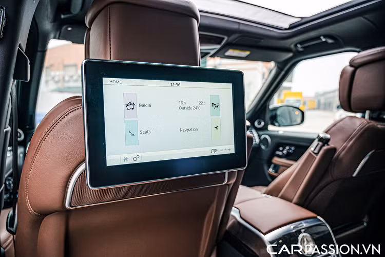 Phiên bản của mẫu xe SUV Range Rover SVAutobiography này được cấu hình với bốn chỗ ngồi, hàng ghế phía sau là hai ghế ngồi tách biệt với khả năng tùy chỉnh góc độ ngồi, ở giữa hai ghế được lắp đặt bàn làm việc có thể đóng mở, bảng điều khiển trung tâm. Hai ghế ngồi phía sau cũng đồng thời sở hữu màn hình giải trí tiện lợi.