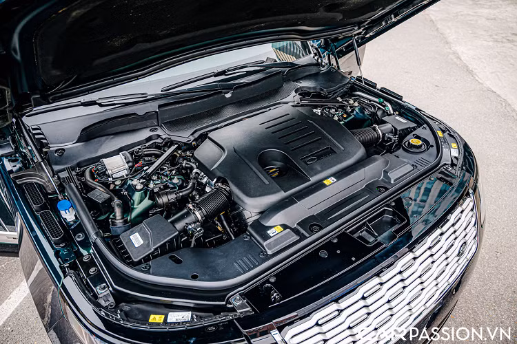 Các ghế ngồi của xe được thêu với họa tiết sang trọng độc quyền nhằm đem tới cảm giác thoải mái, thư giãn cho người ngồi cùng các tính năng như massage, sưởi ghế hay tính năng thông gió cho ghế.