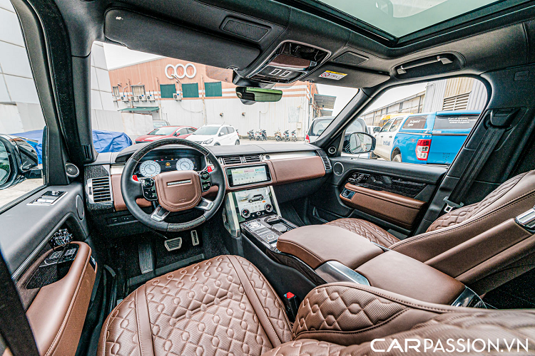 Range Rover SVAutobiography 2021 có chiều dài tổng thể ở mức 5199 mm, chiều rộng 2220 mm, chiều cao 1840 mm cùng chiều dài cơ sở ở mức 3120 mm. Chính với kích thước này đã làm cho chiếc SUV Anh Quốc trở nên bệ vệ, sang trọng cùng khoang nội thất có không gian rộng lớn, thoải mái cho hành khách trong xe. Chiếc xe có khoảng sáng gầm xe dao động ở mức từ 220 mm đến 297 mm và có khả năng lội nước lên tới 900 mm.