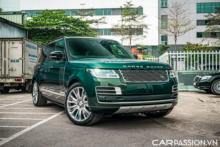 Tại Việt Nam, mức giá xe Range Rover SVAutobiography dao động cho phiên bản này ở mức 12 đến 13 tỷ Đồng tùy vào số lượng các tùy chọn cũng như tình trạng xe. Với một chiếc xe với lớp sơn độc đáo cùng loạt tùy chọn đắt giá như chiếc xe màu xanh rêu dưới đây, mức giá để chủ sở hữu mới có thể “rước” mẫu xe này về nhà được ấn định ở mức 13 tỷ đồng. Chiếc SVAutobiography này cũng thuộc phiên bản 2021.