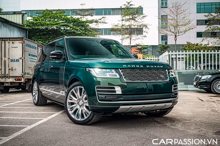 Tại Việt Nam, mức giá xe Range Rover SVAutobiography dao động cho phiên bản này ở mức 12 đến 13 tỷ Đồng tùy vào số lượng các tùy chọn cũng như tình trạng xe. Với một chiếc xe với lớp sơn độc đáo cùng loạt tùy chọn đắt giá như chiếc xe màu xanh rêu dưới đây, mức giá để chủ sở hữu mới có thể “rước” mẫu xe này về nhà được ấn định ở mức 13 tỷ đồng. Chiếc SVAutobiography này cũng thuộc phiên bản 2021.