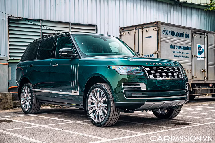 Chiếc xe này thuộc phiên bản P400, chính vì thế mà xe được trang bị động cơ Ingenium I6 3 lít tăng áp có khả năng sản sinh mức công suất 394 mã lực và mô-men xoắn 450 Nm.