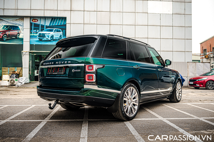 Bên cạnh đó, sự đang dạng trong việc phát triển các phiên bản, biến thể cũng là một lý do khiến Range Rover được đại đa số những người dùng xe sang ưa chuộng. Tại thị trường Việt Nam, Range Rover là mẫu xe thường được nhập khẩu và phân phối với nhiều phiên bản khác nhau với phiên bản cao cấp hàng đầu chính là Range Rover SVAutobiography hạng sang.