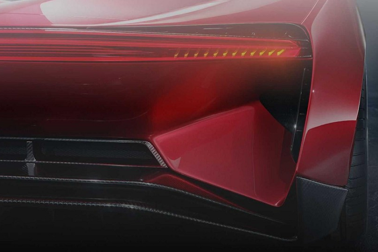 Ngoài các con số trên, Mean Metal Motors cho biết Azani được chế tạo trên khung gầm không gian bằng nhôm có độ linh hoạt cao để sử dụng cho nhiều mẫu xe khác nhau. Công ty cũng đang sử dụng các phụ tùng có tính mô-đun cho hypercar này, và chúng có tác dụng làm giảm lợi nhuận của nhà cung cấp xuống 25%.