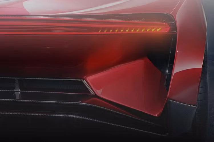 Ngoài các con số trên, Mean Metal Motors cho biết Azani được chế tạo trên khung gầm không gian bằng nhôm có độ linh hoạt cao để sử dụng cho nhiều mẫu xe khác nhau. Công ty cũng đang sử dụng các phụ tùng có tính mô-đun cho hypercar này, và chúng có tác dụng làm giảm lợi nhuận của nhà cung cấp xuống 25%.