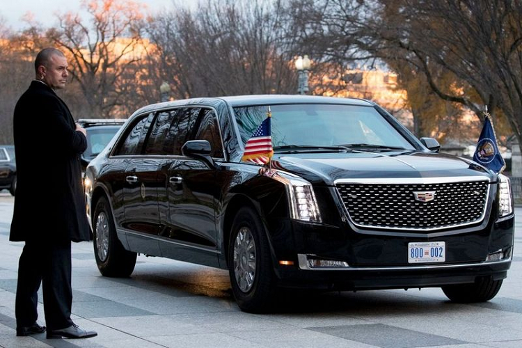 Tổng thống Biden có thể sẽ tiếp tục dùng Cadillac One 2.0 của ông Trump nhưng cũng có thể đổi sang một mẫu xe điện khác vì ông rất chú trọng mảng xe điện tại Mỹ.