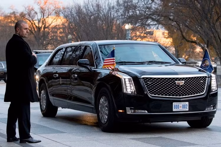 Tổng thống Biden có thể sẽ tiếp tục dùng Cadillac One 2.0 của ông Trump nhưng cũng có thể đổi sang một mẫu xe điện khác vì ông rất chú trọng mảng xe điện tại Mỹ.