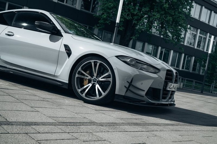 Bodykit AC Schnitzer cho BMW M4 còn bao gồm ốp sườn mới, cánh lướt gió đuôi tinh tế và bộ khuếch tán phía sau rõ nét hơn. Ngoài ra, khách hàng còn có thể yêu cầu AC Schnitzer lắp đặt hệ thống lò xo mới cho BMW M4, nhằm hạ thấp thêm 20-25 mm ở phần đầu xe và 15-20 mm ở đuôi xe.