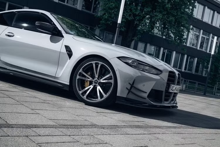 Bodykit AC Schnitzer cho BMW M4 còn bao gồm ốp sườn mới, cánh lướt gió đuôi tinh tế và bộ khuếch tán phía sau rõ nét hơn. Ngoài ra, khách hàng còn có thể yêu cầu AC Schnitzer lắp đặt hệ thống lò xo mới cho BMW M4, nhằm hạ thấp thêm 20-25 mm ở phần đầu xe và 15-20 mm ở đuôi xe.