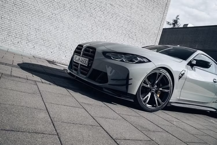 Chủ sở hữu của M4 cũng được giới thiệu nhiều tùy chọn mâm xe 20 inch khác nhau và hệ thống xả thể thao "hàng thửa".