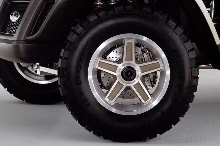 Ở bên trong nội thất, Ford EX không có gì nhiều. Tuy nhiên, nó cũng có một vài chi tiết đẹp ví như vô lăng có thể đẩy sang một bên để dễ ra vào hơn, đồng thời cụm đồng hồ trên cột lái trông cũng bắt mắt. Vì xe không có nóc che chắn, vậy nên sàn xe có một vài nút bịt – dường như là để thoát nước ra ngoài, nhưng nếu trời mưa quá to, bạn có thể cần phải giật chúng ra để không bị ướt giày.