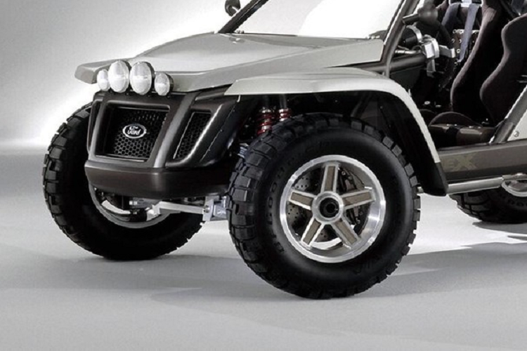 Mẫu xe concept lạ lùng đó có tên là Ford EX địa hình, một chiếc xe địa hình kiểu buggy. Chiếc xe bé nhỏ 2 chỗ ngồi này đã ra mắt công chúng lần đầu tiên ở Triển lãm Ô tô Detroit 2001. Nhằm tạo nên một chiếc xe vượt địa hình khéo léo với trọng lượng nhẹ, Ford đã sử dụng khung làm bằng thép crôm hình ống - một sự kết hợp giữa crom và molypden - trong khi các tấm ốp thân vỏ là hợp chất. Kính chắn gió có thể mở ra và gập xuống để mang lại trải nghiệm phiêu lưu đích thực.