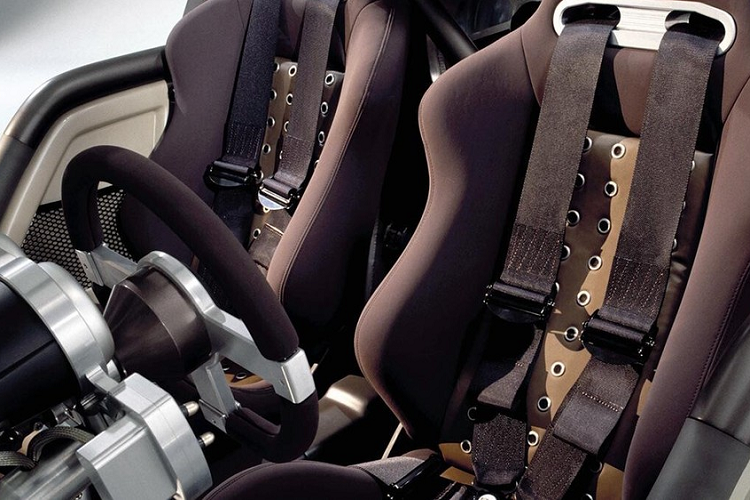 Về phương diện công suất, chiếc xe concept độc nhất của Ford được trang bị động cơ siêu nạp Ford V6 dung tích 4.0 lít, sản sinh 375 mã lực và 555 Nm mô-men xoắn cực đại, kết hợp hộp số sàn 5 cấp và hệ dẫn động AWD. Với trọng lượng không tải chỉ 1.179 kg, bạn có thể dễ dàng hình dung chiếc xe này tốc độ đến như thế nào.