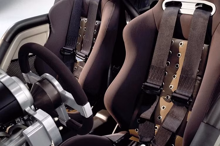 Về phương diện công suất, chiếc xe concept độc nhất của Ford được trang bị động cơ siêu nạp Ford V6 dung tích 4.0 lít, sản sinh 375 mã lực và 555 Nm mô-men xoắn cực đại, kết hợp hộp số sàn 5 cấp và hệ dẫn động AWD. Với trọng lượng không tải chỉ 1.179 kg, bạn có thể dễ dàng hình dung chiếc xe này tốc độ đến như thế nào.