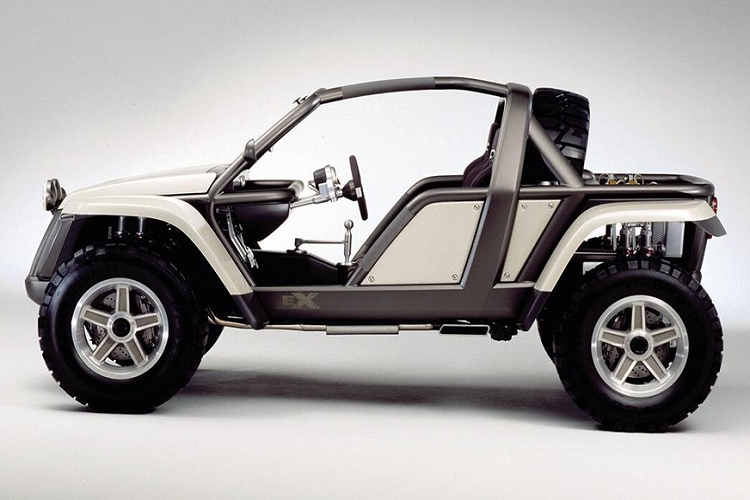 Ford EX 2001 địa hình trông có vẻ thiếu an toàn nhưng thực tế không phải vậy. Nó có trang bị bộ lốp đi địa hình cỡ 33 inch với lực bám cao, bao quanh bộ la-zăng cỡ 17 inch. Hơn nữa, nó còn trang bị một khung chống lật, phòng trường hợp người lái muốn thử sức với một dạng địa hình khó khăn nào đó. Chưa hết, chiếc xe còn trang bị dây đai an toàn 4 điểm và túi khí ở phía trước.