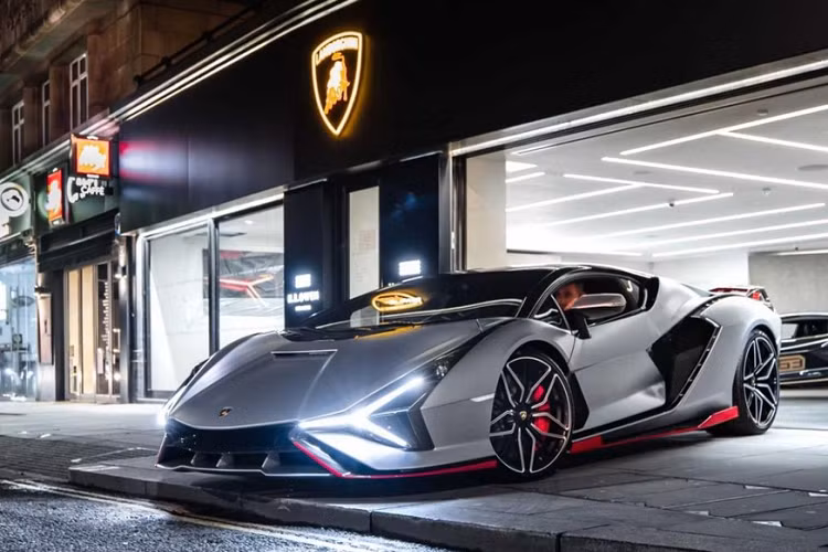 Trong tổng số 63 chiếc siêu xe hybrid Lamborghini Sian được sản xuất trên toàn thế giới sẽ chỉ có 3 chiếc được bàn giao cho các đại gia Anh. Bộ 3 này được đại lý HR Owen phân phối chính hãng và đều sở hữu các màu sắc riêng biệt. Các đại gia Anh sẽ sở hữu 3 trên tổng số 63 chiếc siêu xe Lamborghini Sian được sản xuất thế giới