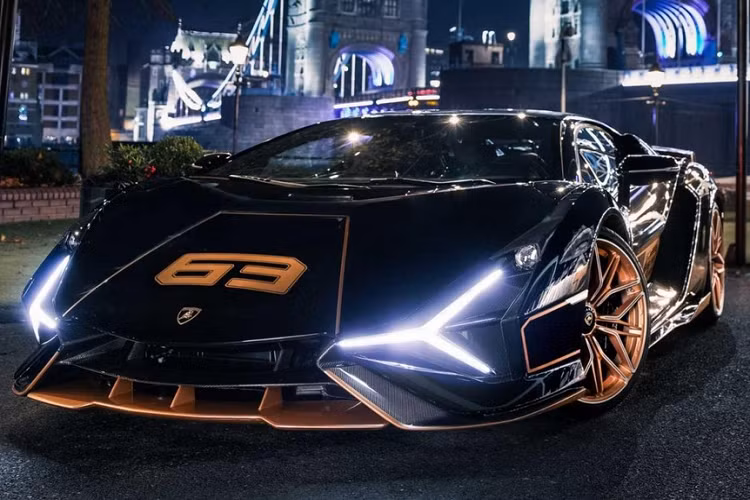 Phiên bản giới hạn có giá bán siêu đắt đỏ này dễ dàng tăng tốc từ vị trí xuất phát lên 100 km/h trong thời gian chỉ 2,8 giây trước khi đạt vận tốc tối đa 350 km/h.