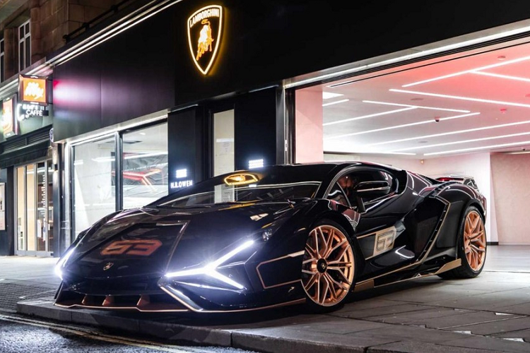 Hiện đã có 2 chiếc xe Lamborghini Sian đặc biệt đến tay các đại gia Anh với màu sơn bạc và đen bóng kết hợp với điểm nhấn là logo 63 màu vàng đồng. Mức giá bán những chiếc xe hypercar Lamborghini Sian tại Anh không được tiết lộ nhưng sẽ không dưới 3,6 triệu đô la.