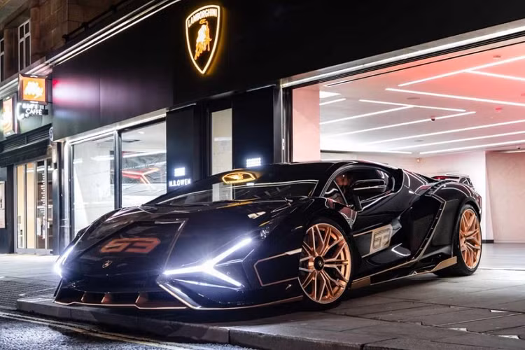 Hiện đã có 2 chiếc xe Lamborghini Sian đặc biệt đến tay các đại gia Anh với màu sơn bạc và đen bóng kết hợp với điểm nhấn là logo 63 màu vàng đồng. Mức giá bán những chiếc xe hypercar Lamborghini Sian tại Anh không được tiết lộ nhưng sẽ không dưới 3,6 triệu đô la.