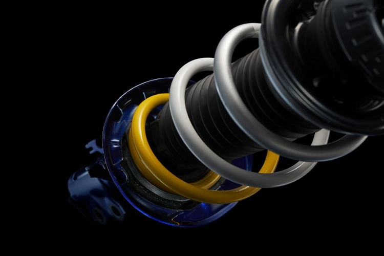 Xe được trang bị vi sai chống trượt Torsen ở cả trước và sau, lazăng hợp kim BBS 18 inch và lốp Michelin Pilot Sport 4S. Bên cạnh đó, huy hiệu GR của bản hiệu năng cao cũng xuất hiện trên các chi tiết như củ phanh, giảm chấn, lò xo và thanh giằng chống lật.