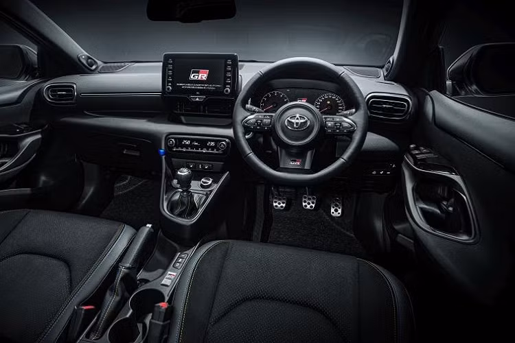 Phiên bản Toyota GR Yaris Morizo Selection đặc biệt sẽ có huy hiệu Morizo trên kính chắn gió và một số biểu tượng của đội đua Rookie Racing ở lazăng và cửa xe. Các tùy chọn màu của bản đặc biệt bao gồm Trắng, Đỏ, Đen, trùng với màu sắc đặc trưng của đội đua Rookie Racing.