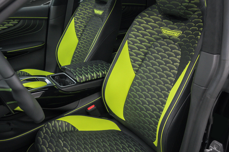 Màu xanh Lime Green được sử dụng ở nhiều chi tiết như đường viền của thảm sàn, họa tiết trên ghế ngồi, bảng điều khiển trung tâm, đường chỉ khâu trang trí trên táp-lô và vô lăng cũng được phối với màu này. Ghế ngồi của xe được tạo hình với hoạt tiết da đục lỗ màu xanh Lime Green cùng logo Mansory được thêu bằng chỉ màu xanh nổi bật.