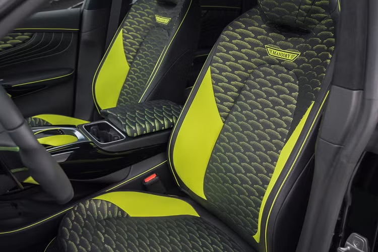 Màu xanh Lime Green được sử dụng ở nhiều chi tiết như đường viền của thảm sàn, họa tiết trên ghế ngồi, bảng điều khiển trung tâm, đường chỉ khâu trang trí trên táp-lô và vô lăng cũng được phối với màu này. Ghế ngồi của xe được tạo hình với hoạt tiết da đục lỗ màu xanh Lime Green cùng logo Mansory được thêu bằng chỉ màu xanh nổi bật.
