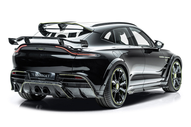 Phần líp dưới của xe được làm bằng chất liệu carbon, các chi tiết bao quanh đèn chiếu sáng hai bên cản của xe được mở rộng, đem đến cho xe một diện mạo bề thế hơn so với thiết kế gọn gàng của DBX nguyên bản.