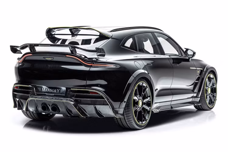 Phần líp dưới của xe được làm bằng chất liệu carbon, các chi tiết bao quanh đèn chiếu sáng hai bên cản của xe được mở rộng, đem đến cho xe một diện mạo bề thế hơn so với thiết kế gọn gàng của DBX nguyên bản.