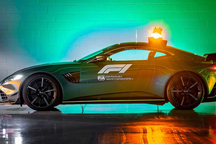 Người được FIA chỉ định để cầm lái chiếc Aston Martin Vantage đặc biệt này là Bernd Maylander, ông là tay đua với gần 20 năm cầm lái xe an toàn của giải F1. Tính đến nay, Bernd Maylander đã cầm lái xe an toàn khoảng 700 vòng.